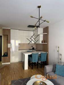 DIREKTNO OD VLASIKA! POTPUNO OPREMLJEN STAN SA GARAZNIM MESTOM!